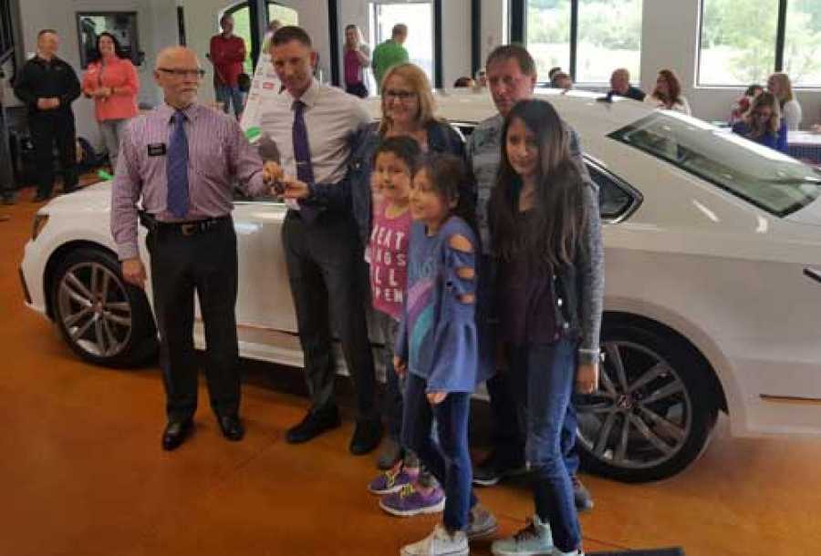 U S Marine Family Receives Recycled Ride In Burnsville Mn Pictured Back Row From Left Are Darrell Amberson Of Lamettry S Collision Staff Sgt